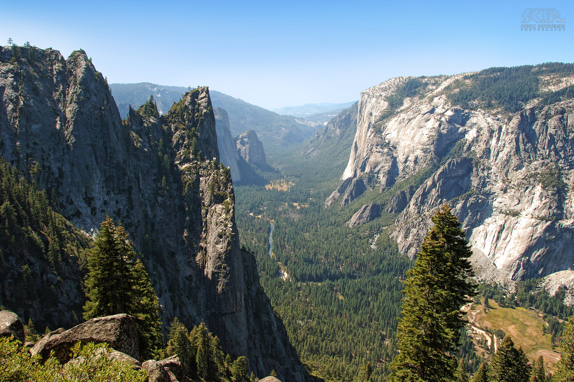 Yosemite - 4 Mile Trail The famous rock El Capitan (2307m) is situated on the right and the peaks on the left are the Cathedral Rocks. The Merced River streams through the valley. Stefan Cruysberghs